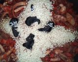 Foto del paso 6 de la receta Arroz negro a la paella con calamares de potera, gambones y alioli de dos ajos