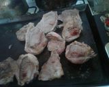 Foto del paso 2 de la receta: Bifes a la plancheta con huevos fritos y ensalada de tomate