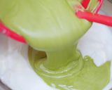 Foto langkah ke 4 dari resep Strawberry Matcha Roll Cake.