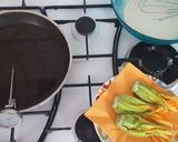 Foto del passaggio 12 della ricetta Fiori di zucca fritti alla romana