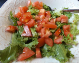 Foto del paso 1 de la receta: Ensalada de escarola, tomate, aguacate y albahaca