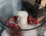 Foto langkah ke 2 dari resep Strawberry Ice Blend.