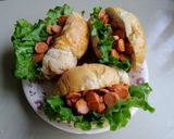 Foto del paso 2 de la receta: Sándwich🥪 de salchicha con salsa rosada