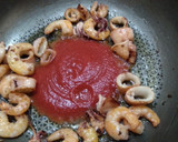 Foto del paso 3 de la receta: Pasta con marisco y Albariño