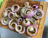Une image de l'étape 8 de Courgettes rondes et oignon rouge au pesto.