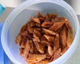 Foto langkah ke 5 dari resep Keripik Kulit Lumpia Pedas Boncabe.