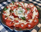 Une image de l'étape 7 de Salade de tomates sauce crème, basilic et fleurs d ail du jardin.