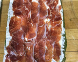 Foto del paso 2 de la receta: Rollitos de espinacas rellenos de salmón y jamón ibérico