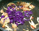 Foto langkah ke 3 dari resep Udon Goreng Ceria.