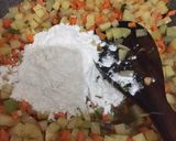 Foto langkah ke 3 dari resep Rogout sayur sosis (isian risol/ roti goreng).