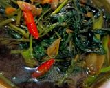 Foto langkah ke 5 dari resep Tumis Kangkung Rebon Udang.