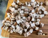 Une image de l'étape 2 de Salade de pâtes au porc, tomates, champignons, feta et cornichons.
