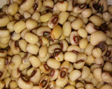 A picture of step 2 of Macaroni and beans jallop.
