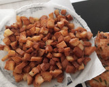 Foto del paso 1 de la receta: Puré de patata con huevo duro y taquitos de pan duro frito