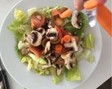Foto del paso 2 de la receta Ensalada de sobras de pollo con fresas para niños