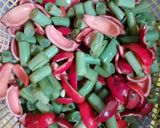 Foto langkah ke 1 dari resep Tumis buncis kulit melinjo soun sederhana.