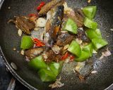 Foto langkah ke 3 dari resep Ikan pindang pedas bumbu iris praktis ✅.