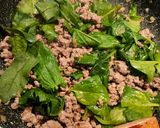 Foto del paso 3 de la receta: Empanada de carne picada y espinacas