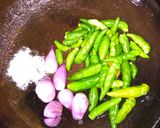 Foto langkah ke 3 dari resep Ayam Geprek Cabe Hijau.