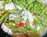 Foto langkah ke 2 dari resep Cumi oseng buncis pedas.