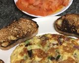 Foto del paso 4 de la receta Tortilla de ajetes y jamón con tomate natural