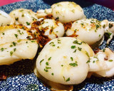 Foto del paso 2 de la receta: Mini sepias a la plancha y ensalada de rucula y tomate raft