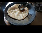 A picture of step 4 of Aloo paratha.