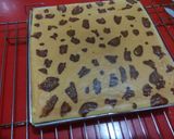 Foto langkah ke 4 dari resep Leopard Roll Cake with Nutella filling.