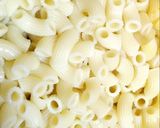 صورة لخطوة 1 من وصفة معكرونه ب صلصة الموزريلا الحمراء 👌🏻🍝