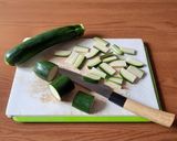 Foto del passaggio 3 della ricetta Spaghetti con zucchine,pomodorini e mandorle