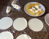 Foto del paso 1 de la receta: Empanaditas de queso y dulce