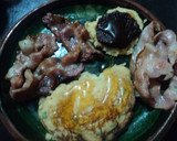 Foto del paso 4 de la receta: Hot cakes navideños con albahaca y amaranto, acompañados de tocino, miel y mermelada de chile correa