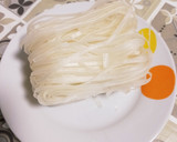 Foto del paso 1 de la receta: Noodles de arroz con cerdo, manzana y almendras
