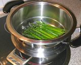 Foto del paso 2 de la receta Ensalada de cogollos con setas, espárragos trigueros y aguacate