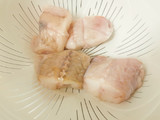 Medallons de rap amb salsa holandesa de'ametlles