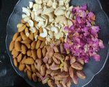 ડ્રાયફ્રૂટ પેપર ચીક્કી (Dryfruit Paper Chikki Recipe In Gujarati) રેસીપી સ્ટેપ1ફોટો