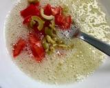 Białkowa pianka z cebulką, pomidorem i oliwkami krok przepisu 2 zdjęcie