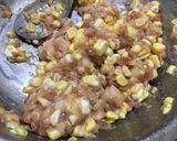 รูปขั้นตอนการทำที่ 2 ของ กุ้งหมูปั้นข้าวโพดทอด