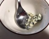 Foto del paso 2 de la receta: Ensalada de brotes tiernos, con salsa de queso Roquefort, pasas y mandarina