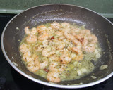 Foto del paso 4 de la receta: Espaguetis con colas de langostinos al ajillo