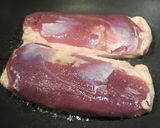 【家樂福廚房】香煎鴨胸佐莓果醬、鴨油煎馬鈴薯的食譜步驟2照片