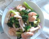 Hình bước làm 7 của món Tôm xào súp lơ và nấm