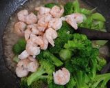 Foto langkah ke 7 dari resep Udang Brokoli Saus Tiram.