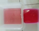 Foto langkah ke 3 dari resep Es Ombre Nutrijell Merah Putih.