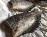 รูปขั้นตอนการทำที่ 1 ของ ปลาสลิดทอด🐟