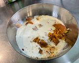 Une image de l'étape 7 de Poulet mariné aux carottes, champignons, épices et coriandre.