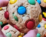 Foto del paso 4 de la receta: Cookies con confites 🌈 multicolores rellenos de chocolate 🌈