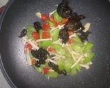 Foto langkah ke 4 dari resep Tumis oyong jamur.