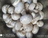 मशरूम और मटर की ग्रेवी सब्जी (mushroom aur matar ki gravy sabzi recipe in Hindi) रेसिपी चरण 1 फोटो