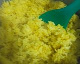 Foto langkah ke 4 dari resep 514. Nasi Kuning Magicom Simpel Dengan Bumbu Racik Ayam Goreng.